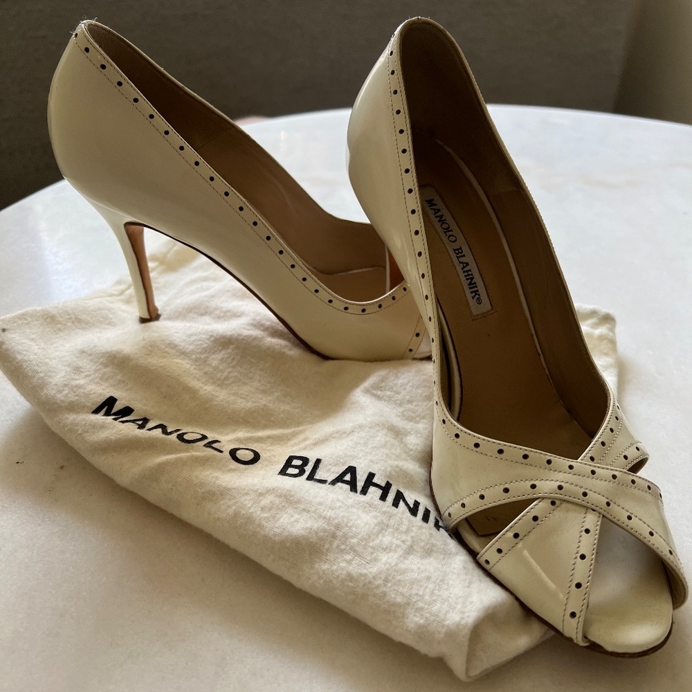 MANOLO BLAHNIK WHITE PATENT PUMPS